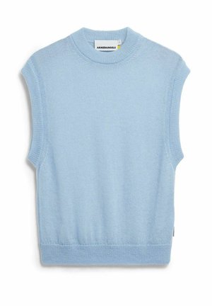 Hellblaues, gestricktes ärmelloses Oberteil mit rundem Halsausschnitt, geripptem Saum und glatter Textur. Das Etikett trägt das Branding "ARMEDANGELS".