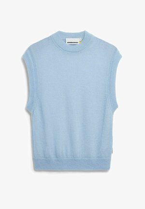 Hellblaues, gestricktes ärmelloses Oberteil mit rundem Halsausschnitt, geripptem Saum und glatter Textur. Das Etikett trägt das Branding "ARMEDANGELS".