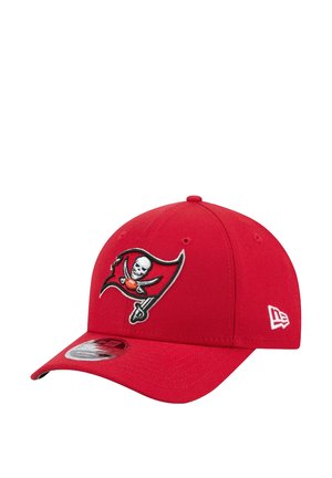 Casquette de baseball rouge en tissu, ornée d'un logo noir et blanc de crâne et os croisés à l'avant, avec une visière courbée et un dos ajustable.