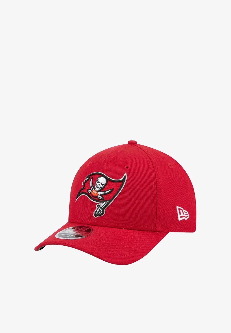 Cappello da baseball rosso in tessuto, con un logo in bianco e nero di un teschio e le ossa incrociate sulla parte anteriore, dotato di una visiera curva e una schiena regolabile.