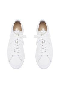 Weiße Sneaker mit einem glatten Lederoberteil, runder Spitze, Schnürverschluss, durchbrochenen Akzenten und einer hellen Einlegesohle.
