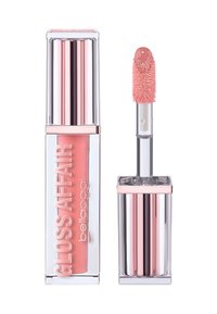 Tubetto di lucidalabbra cosmetico in un contenitore trasparente con accenti rosa, dotato di un applicatore morbido sul lato, etichettato "Gloss Affair."