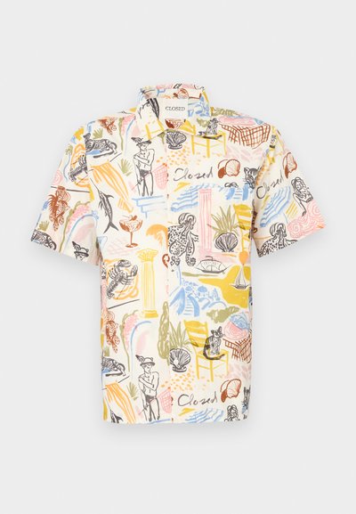 Πουκάμισο με κοντά μανίκια από ελαφρύ ύφασμα με πολύχρωμο, αφηρημένο μοτίβο που περιλαμβάνει διάφορα σχέδια, όπως φιγούρες, κοχύλια και παραθαλάσσιο τοπίο.