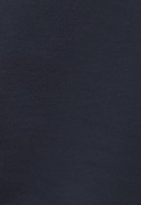 Tecido azul marinho, macio, com uma textura suave; sem padrões ou acentos visíveis. A superfície parece uniforme e homogénea.