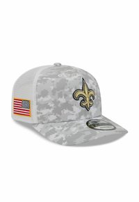 Grau getarnte Kappe mit einem weißen Netzrücken, ausgestattet mit einem goldenen gestickten Fleur-de-Lis-Logo und einem Aufnäher der amerikanischen Flagge an der Seite.