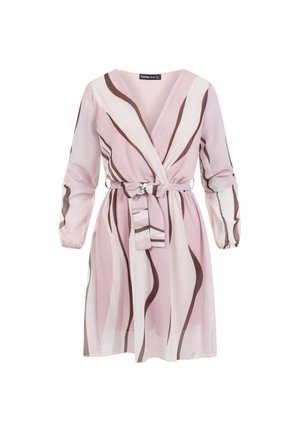 Vestido cruzado rosa de manga larga con rayas onduladas abstractas en marrón y blanco y cinturón atado a la cintura.