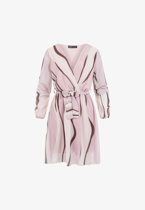 Vestido cruzado rosa de manga larga con rayas onduladas abstractas en marrón y blanco y cinturón atado a la cintura.