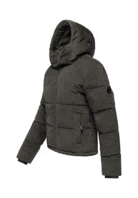Giacca puffer verde scuro con cappuccio, caratterizzata da una trama trapuntata, chiusura con zip anteriore e tasche laterali con polsini elasticizzati alle maniche.