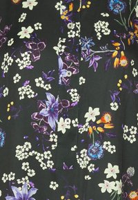 Mustekangas, jossa on kukkakuvio valkoisilla, purppuranpunaisilla, sinisillä ja oransseilla kukilla sekä napitettu keskikappale, jossa on valkoiset napit.