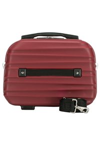 Röd hårdskalväska med en strukturerad, ribbad design. Har ett svart rem och handtag, silverfärgad hårdvara och en rektangulär form.