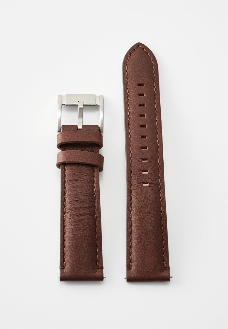 Montre en cuir brun avec une boucle en métal argenté, présentant une texture lisse, des trous numérotés pour l'ajustabilité et des coutures contrastées.