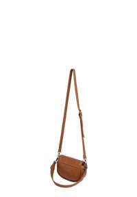 Braune Leder-Crossbody-Tasche mit verstellbarem Riemen und Klappe vorne, hängt vor einem weißen Hintergrund.