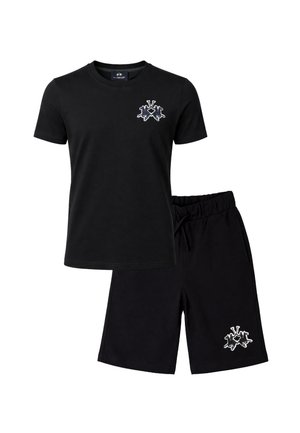 T-shirt nera a maniche corte e pantaloncini neri abbinati con logo bianco intrecciato a forma di cavallo sul petto e sulla gamba sinistra.
