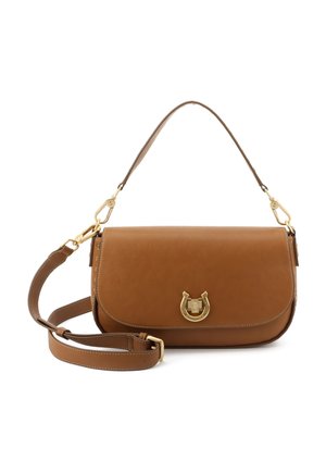 Borsa a tracolla in pelle color cuoio con chiusura a ferro di cavallo in tono dorato e tracolla regolabile su sfondo bianco.