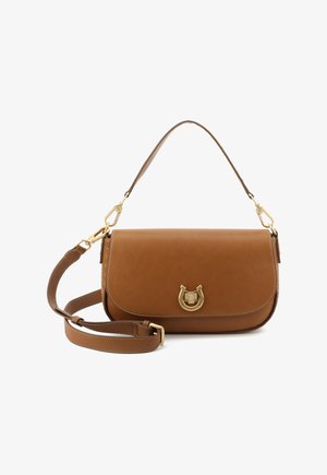 Bolso de hombro de cuero marrón claro con cierre en forma de herradura en tono dorado y correa ajustable sobre fondo blanco.