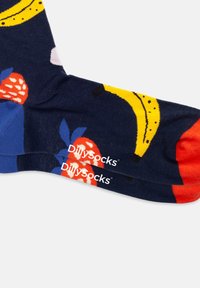 Granatowe skarpetki z kolorowymi wzorami owoców, w tym bananami i truskawkami. Jednolite czerwone i niebieskie akcenty na palcach. Logo marki: DillySocks.