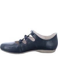 Ballerines en cuir marine avec un bout rond, des détails découpés sur les côtés et une fine semelle beige. Des lacets traversent les découpes pour un maintien ajusté.