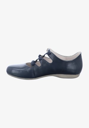 Ballerines en cuir marine avec un bout rond, des détails découpés sur les côtés et une fine semelle beige. Des lacets traversent les découpes pour un maintien ajusté.