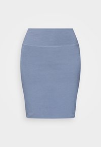 Falda ajustada a la altura de la rodilla, hecha de un tejido azul suave y elástico. Cuenta con una cintura lisa y un diseño minimalista sin detalles adicionales.