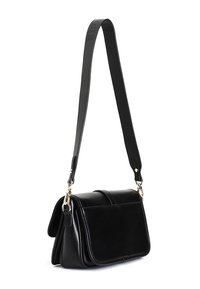 Svart läder crossbody-väska med klaffstängning, justerbar axelrem och guldfärgad hårdvara. Slät textur med en strukturerad form.