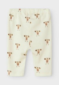 Cremefärgade babybyxor med ribbat mönster och upprepande tryck av en vintage-stil starkman som lyfter vikter i rödrandig outfit.