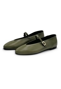 Grüne Leder-Ballerinas mit runder Spitze, schmalem Riemen und Schnallen-Detail sowie flacher Sohle. Glatte Textur mit minimalen Designelementen.
