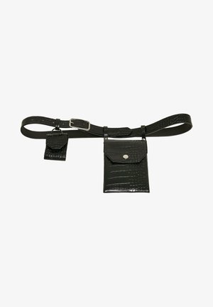 Borsa a tracolla nera in ecopelle con texture a coccodrillo, dotata di una tasca principale e di una tasca più piccola attaccata, entrambe con chiusure a scatto.