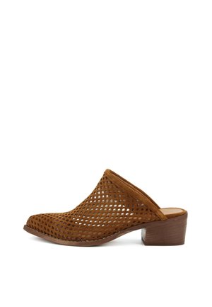 Mocassino marrone senza lacci con tomaia in pelle traforata e tacco a blocco, progettato per un uso casual.