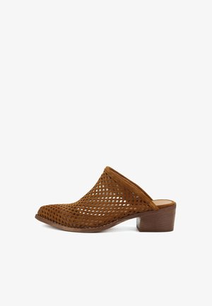 Mocassino marrone senza lacci con tomaia in pelle traforata e tacco a blocco, progettato per un uso casual.