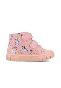 Zapatillas altas de niña en color rosa con doble tira de velcro y estampado de personajes de dibujos animados de perros jugando y montando en patinetes.