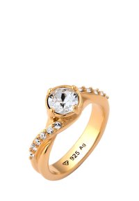 Guldtonad, vriden ring med en stor central klar sten och mindre klara accentstenar längs ena sidan; tillverkad av 925 silver.