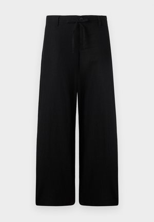 Pantalons en lin noir à jambes larges avec une taille à cordon et fermeture à bouton. Présente une texture lisse et une silhouette fluide.