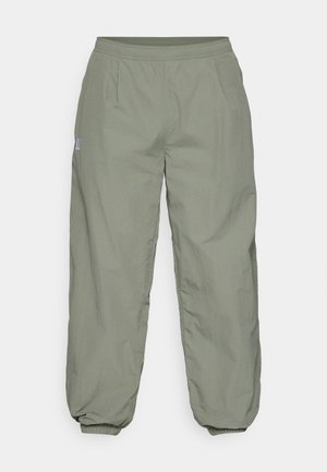 Pantalones de color verde oliva claro con cintura elástica, puños elásticos y bolsillos laterales, confeccionados en una tela ligera y texturizada.