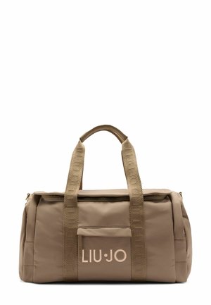 Beige duffel tas met een gladde nylontextuur, ritsafsluiting, logo patch en brede draagbanden met reliëfbranding.