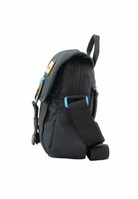 Bolsa textil negra con cierre de solapa, detalles en azul, correa ajustable y bolsillo lateral con cremallera; cuenta con un parche de logo en el frente.