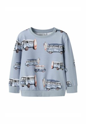 Jasnoniebieska dziecięca bluza dresowa z nadrukiem w stylu retro z kamperami i deskami surfingowymi na całej powierzchni, ściągacze na rękawach i u dołu.