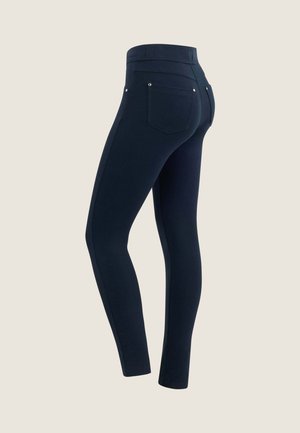Marineblaue Leggings mit glatter Textur, hohem Bund und zwei Gesäßtaschen mit silbernen Hardwareakzenten. Bietet eine figurbetonte Passform.