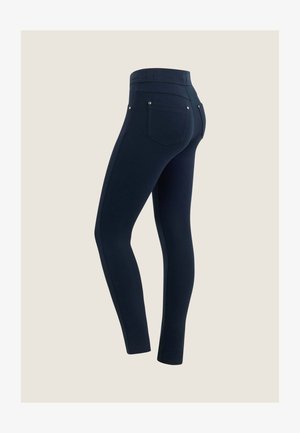 Marineblaue Leggings mit glatter Textur, hohem Bund und zwei Gesäßtaschen mit silbernen Hardwareakzenten. Bietet eine figurbetonte Passform.