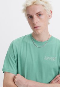 Levi's® RELAXED FIT GRAPHIC TEE - Camiseta básica - chrome headline beryl green