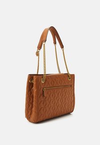 Borsa tote marrone imbottita con un motivo a diamante testurizzato, hardware dorato e doppi manici, uno in pelle e uno a catena.