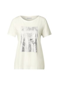 Hvid bomulds t-shirt med korte ærmer, præget af et sølvfarvet grafisk print med tekst i et rektangulært design og en kursiv accent, der står "tag risikoen."