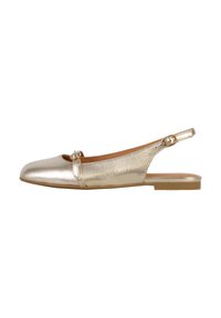 Scarpa flat slingback in oro metallico con punta rotonda, texture liscia, dettaglio con fibbia laterale e suola in gomma a profilo basso.