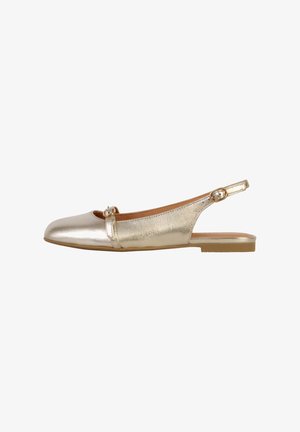 Scarpa flat slingback in oro metallico con punta rotonda, texture liscia, dettaglio con fibbia laterale e suola in gomma a profilo basso.