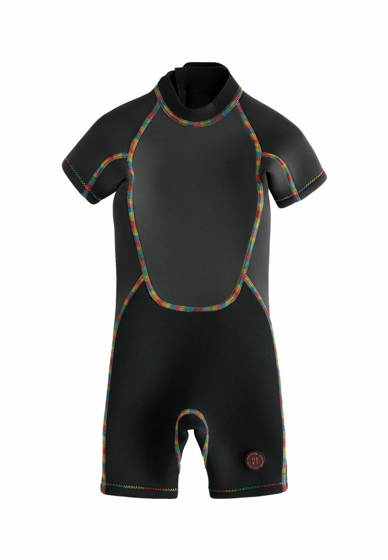 Shorty en néoprène noir avec des coutures multicolores à rayures, manches courtes et col rond ; présente un logo circulaire en bas.