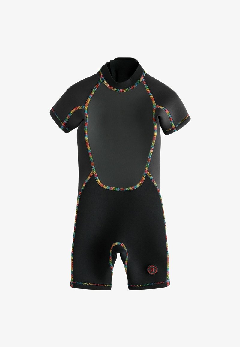 Shorty en néoprène noir avec des coutures multicolores à rayures, manches courtes et col rond ; présente un logo circulaire en bas.