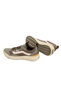 Zapatillas deportivas marrones y grises con una parte superior texturizada, acentos en rosa y suelas moteadas. Cuenta con un diseño de cordones y una suela de goma resistente.