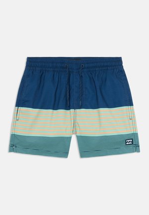 Pantaloni da bagno da uomo con cima blu navy, striati in verde e corallo, dotati di una fascia elastica in vita con cordino e una tasca laterale.