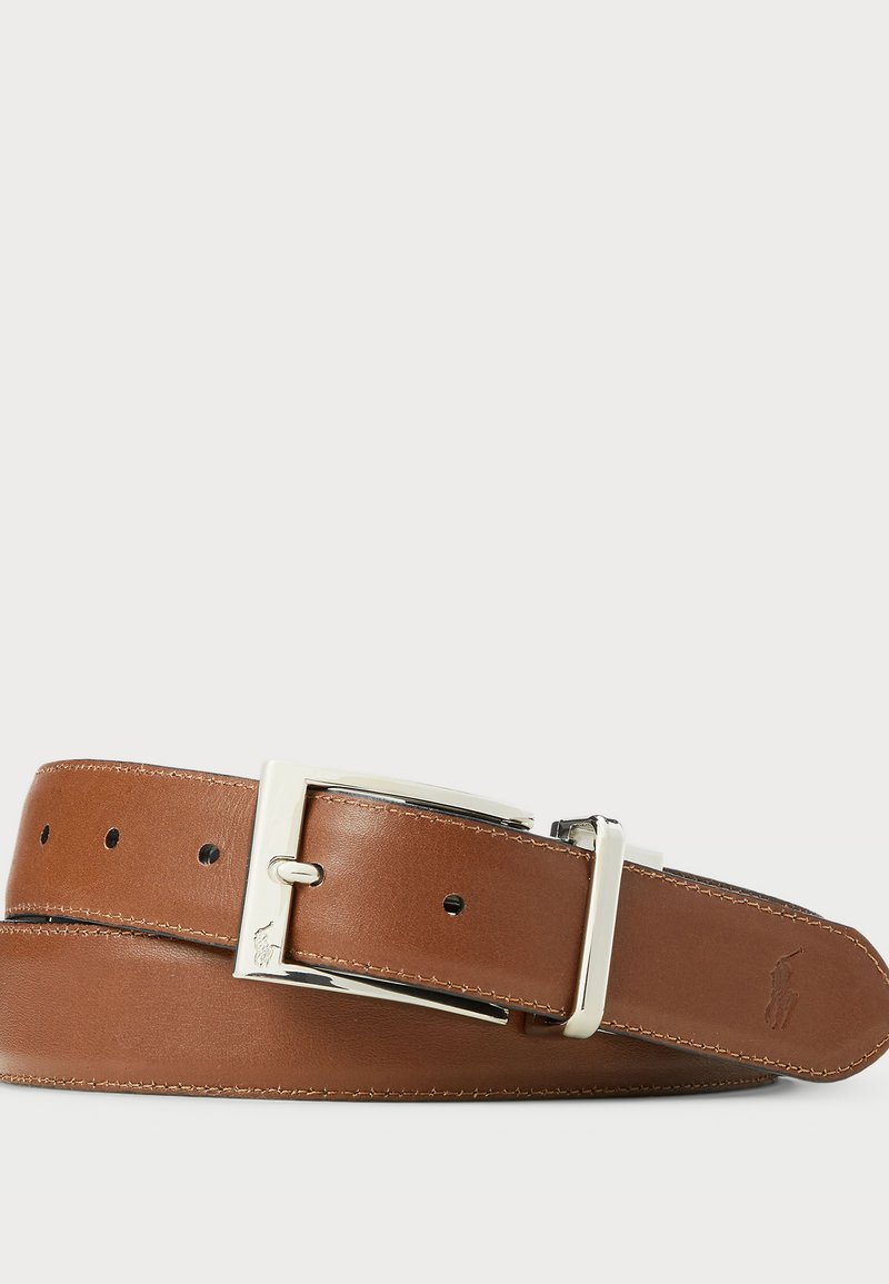 Ceinture en cuir marron avec une boucle en métal argenté, dotée de trous perforés pour l'ajustement et de couture visible le long des bords.
