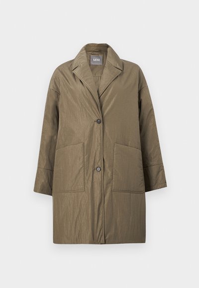 Olívazöld steppelt kabát, hajtókás gallérral, két elülső zsebbel és elöl gombos zárral.