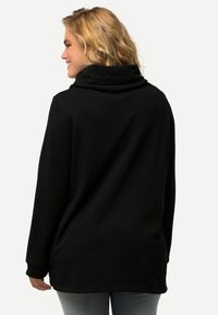 Felpa nera con cappuccio, caratterizzata da un design a collo alto, maniche lunghe e una vestibilità comoda, realizzata in morbido cotone.